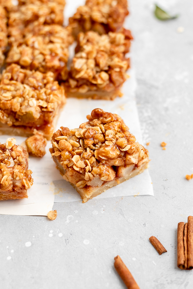 apple bars with oatmeal crumble topping and caramel drizzle