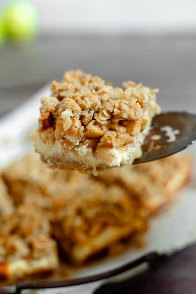 apple crisp cheesecake bars