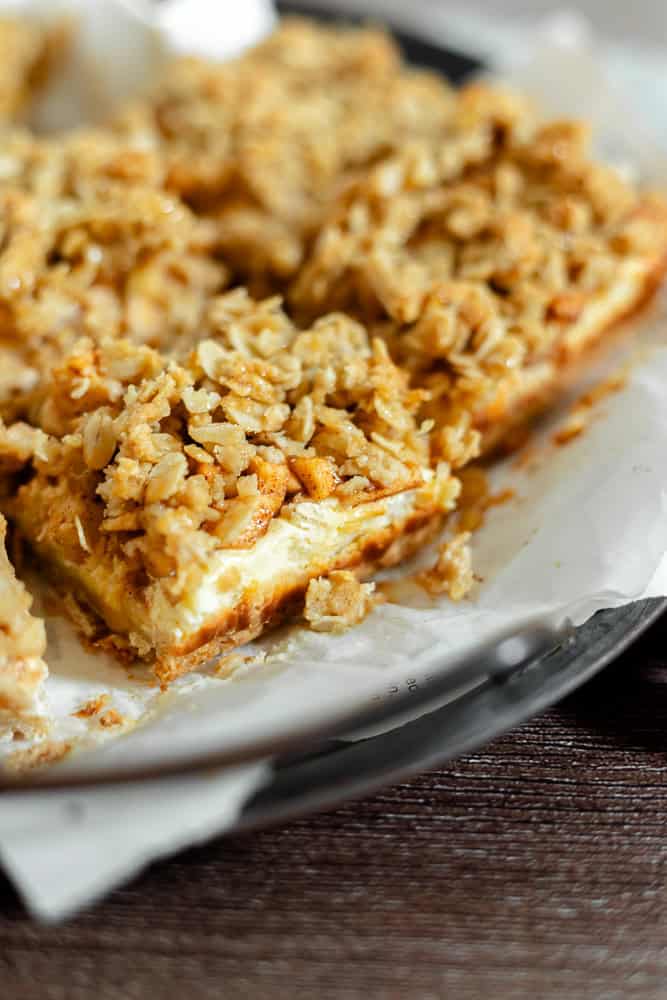 apple cheesecake bars