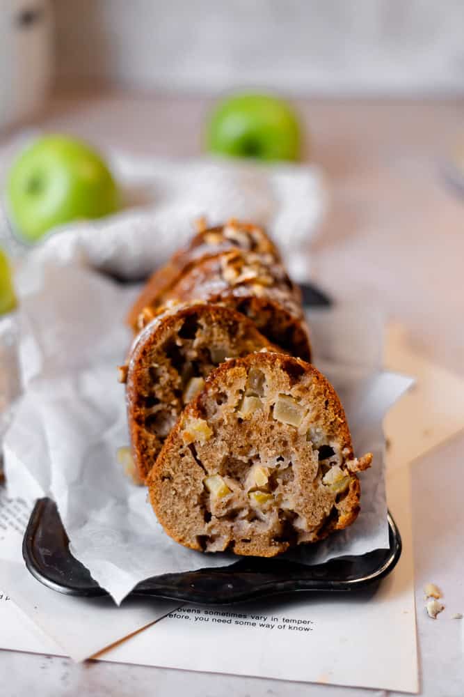 apple cinnamon bundt cake slices